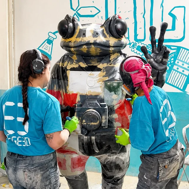 Il team di Elige 3D dipinge una figura in laboratorio