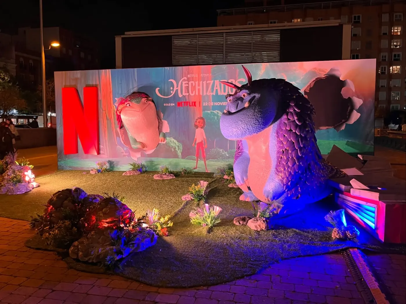 Photocall de la película Hechizados de Netflix fabricado por Elige 3D e instalado en Príncipe Pío, Madrid