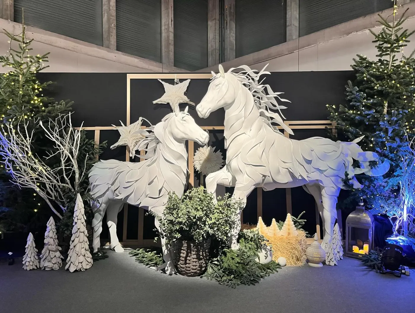 Esculturas de caballos blancos fabricadas por Elige 3D para la zona VIP de IFEMA Madrid Horse Week