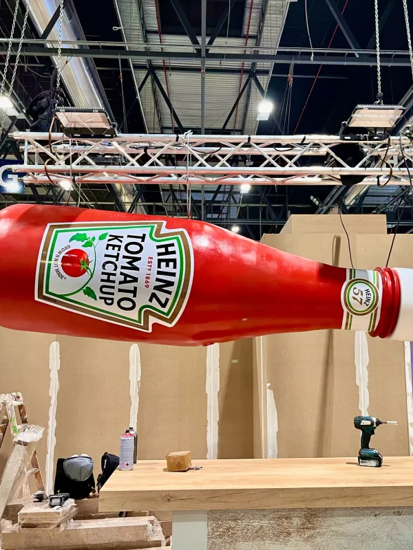 Réplica de más de 2 metros del Kétchup @heinz_esp para @ifema_madrid.