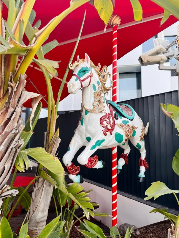 ✨ Lo prometido es deuda ✨ La decoración 3D completa para Arrogante Ibiza 🤩🍸 👉 9 piezas únicas, llenas de det…
