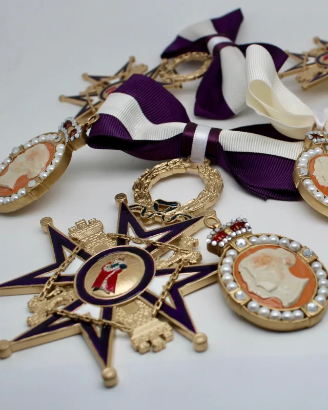 Nos hace especial ilusión compartir que hemos creado toda una tirada de insignias y medallas reales con much…