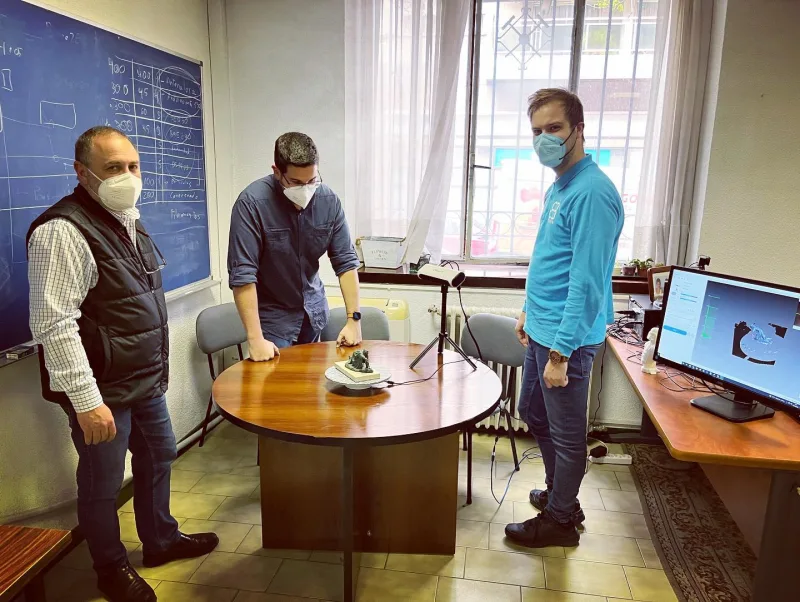 Nos encanta visitar a nuestros amigos de @etsimeupm , esta vez hemos actualizado el programa del escáner 3D…