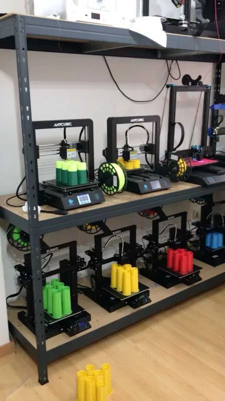 Aquí os dejamos una pequeña muestra de algunas de nuestras impresoras 3d en pleno funcionamiento 🤩