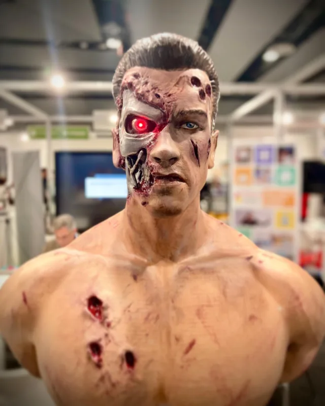 Aquí tenéis la súper pieza a tamaño real del mítico @schwarzenegger en la película Terminator, que habíamos…