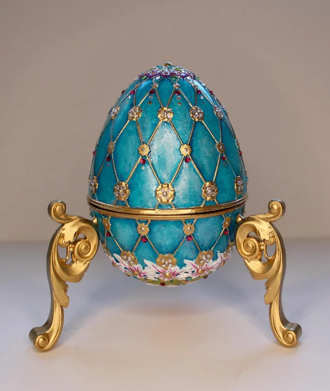 Nuestra joya de la corona, un huevo Fabergé impreso con resina, pintado por @nuria_albesa y con incrustacion…