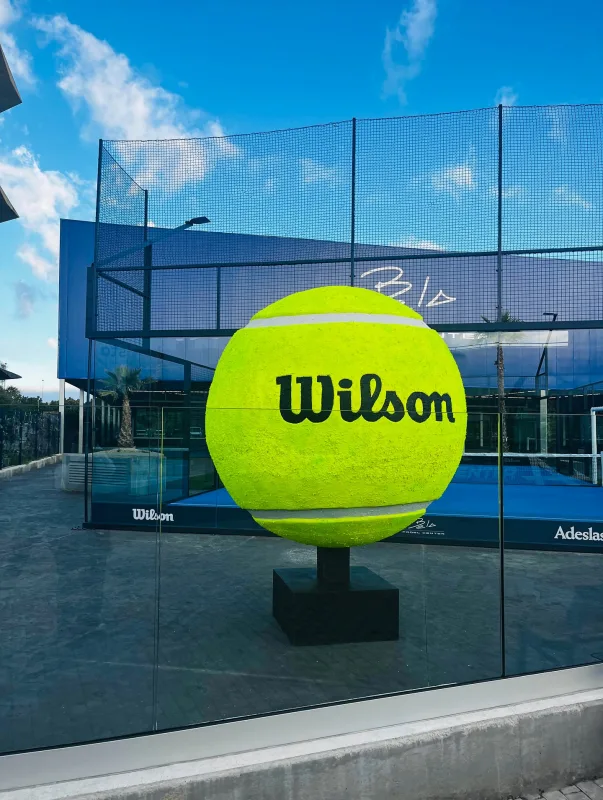 Réplica de más de 2 metros de las clásicas pelotas Wilson.