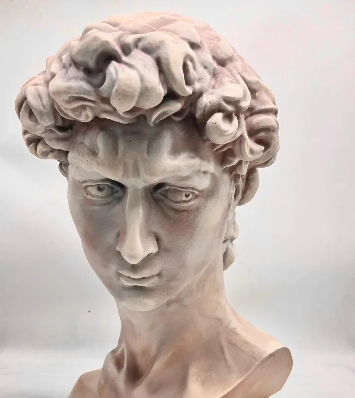 Y justo cuando todos estabais en la party, nosotros estábamos sacando este busto rompible de 50cm de altura…