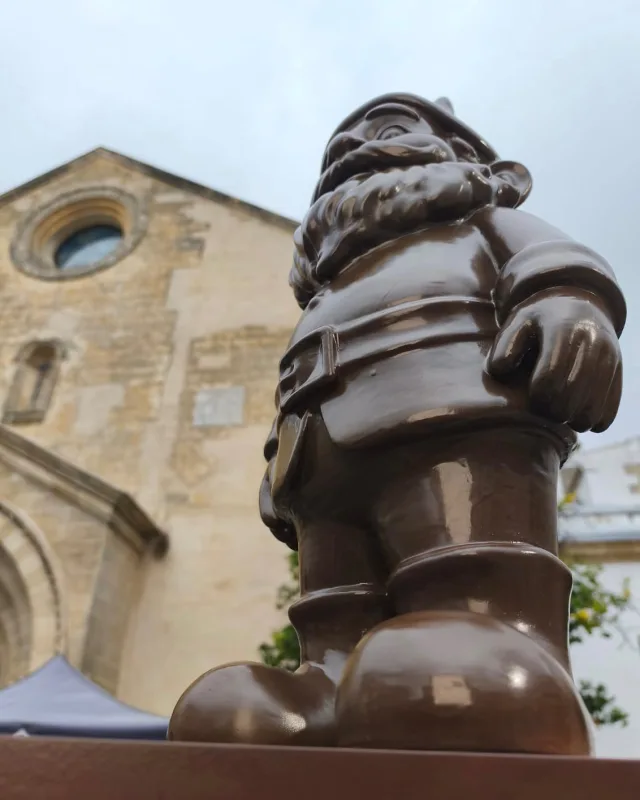 Diciembre ilumina las calles y convierte cada rincón en un pequeño escenario.