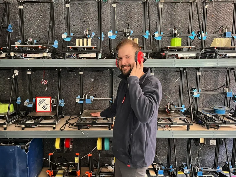 Aquí nuestro técnico de sonido / dj de las impresoras listo para el festival que se viene💃🏻🙌🏻