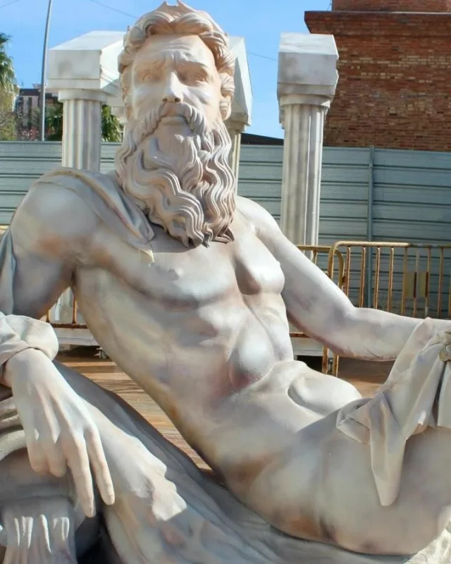 Hace un par de semanas presentamos esta escultura de tres metros impresa en 3D, la cual se bajó con una grua…