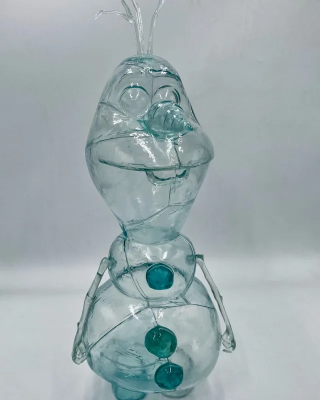 ¿Vidrio? ¿Hielo tallado?🥶 Esta pieza del Olaf tenía que recrear ese efecto de bloques de hielo esculpidos…
