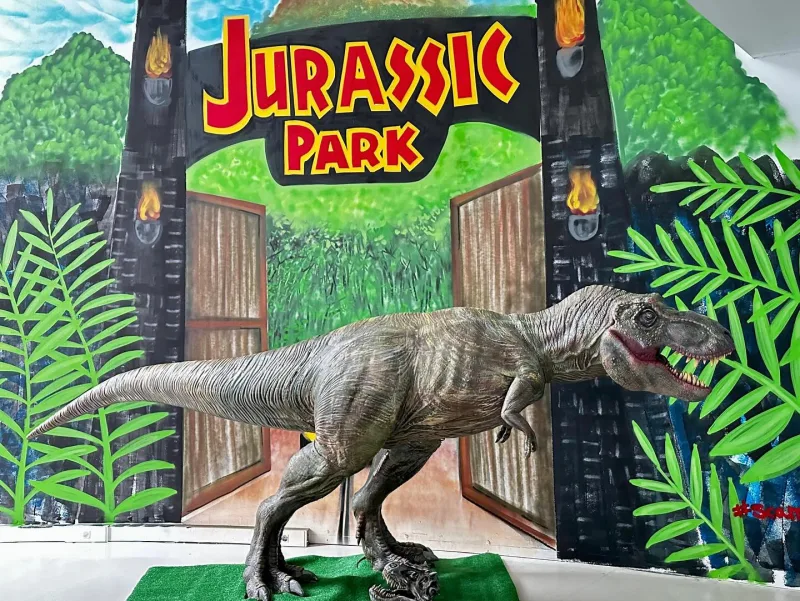 Hoy os traemos a nuestro T-Rex más viajero🤩 es la primera pieza grande que hicimos con unos 4,20 metros de l…