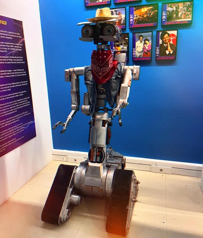 Una de las piezas que podéis ver en la exposición de @fuenlabradafriki es este Robot Cortocircuito a tamaño…