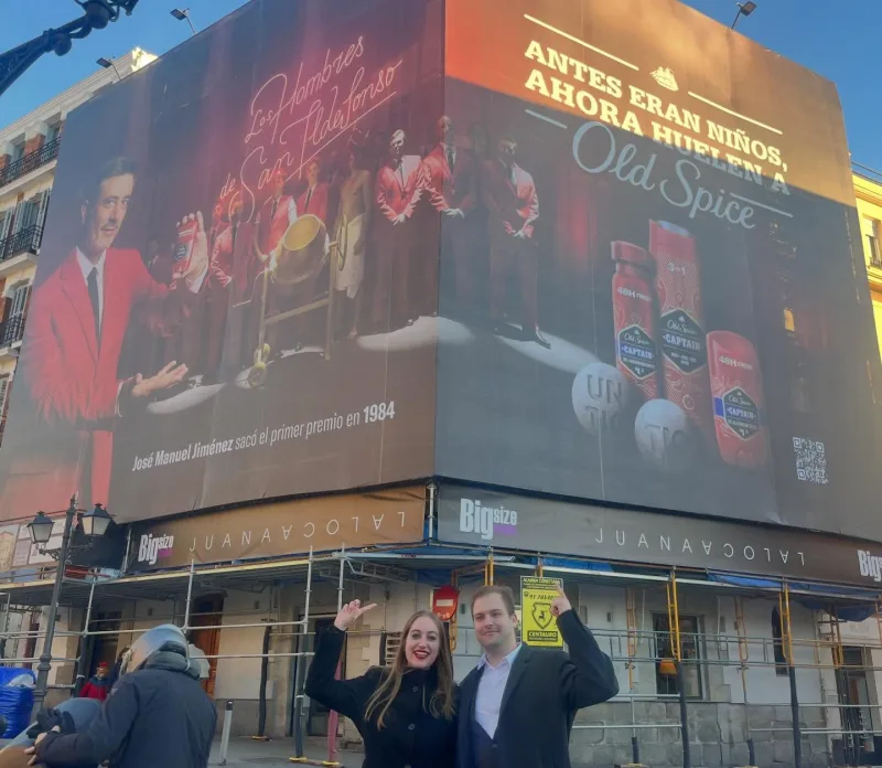 Ya se puede ver el gigantesco anuncio de @oldspice_es decorando La Latina 🤩 nos encanta ver nuestro trabajo…