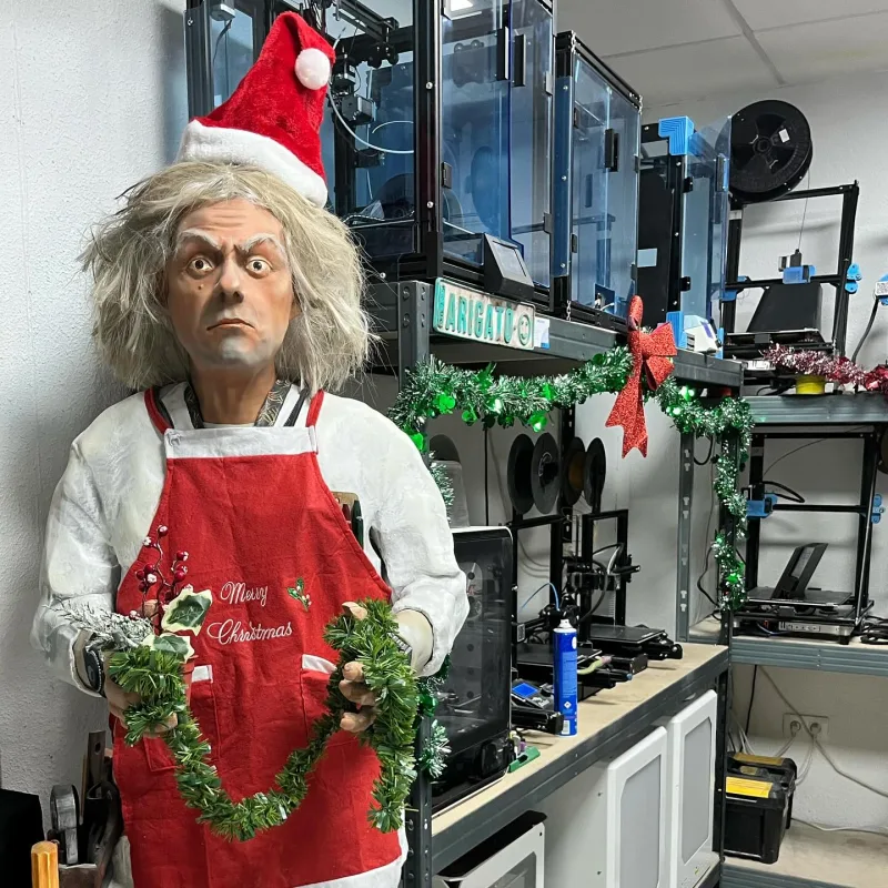 Tenemos a Doc loquito intentando organizar tooodo el trabajo que tenemos para Navidad🤭