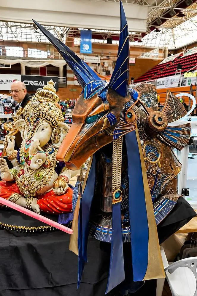Casco de Anubis con acabado metalizado tipo cómic