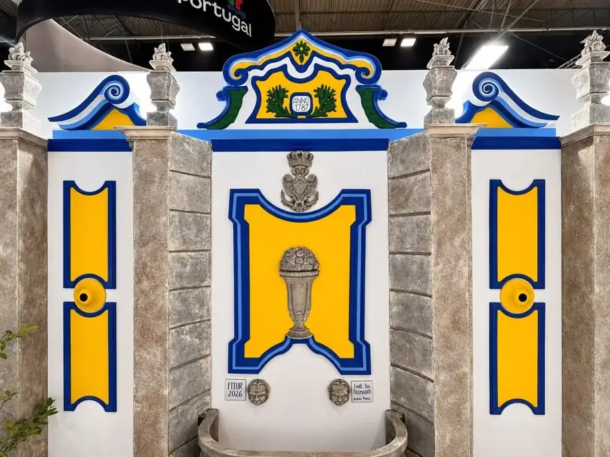 Fachada escenográfica con fuente