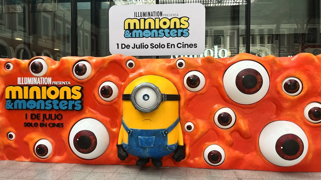 Photocall corpóreo de 6 metros con ojos en relieve y figura a tamaño real, fabricado por Elige 3D