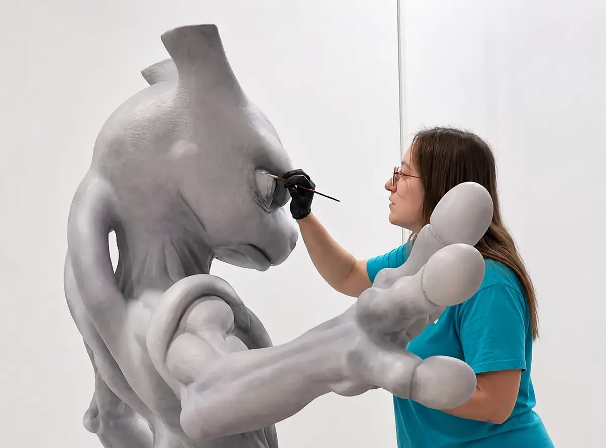 Pintado a mano de los detalles de una figura de gran formato en Elige 3D