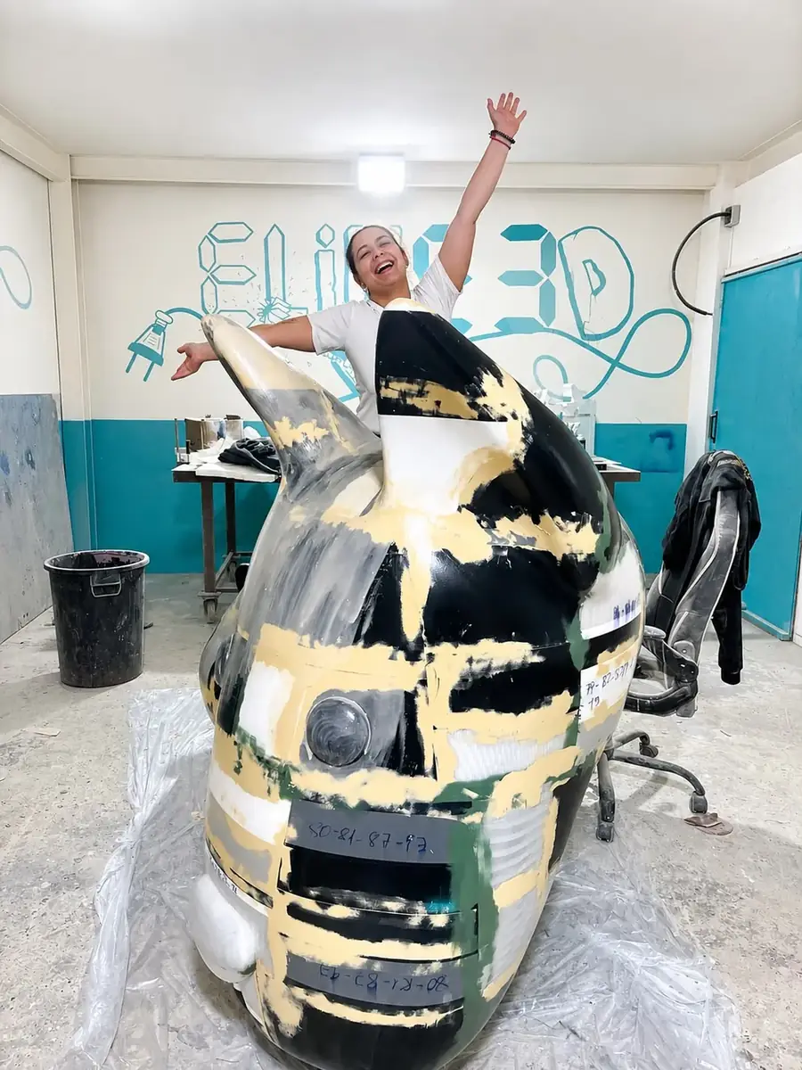 Pieza de gran formato en proceso de pintura en el taller de Elige 3D