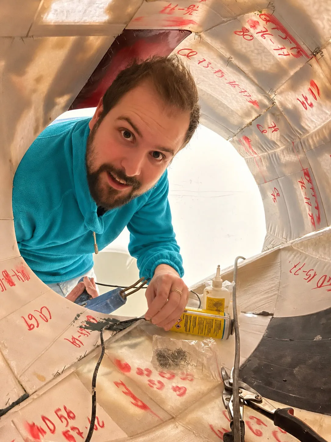 Montaje a mano de una pieza gigante desde el interior