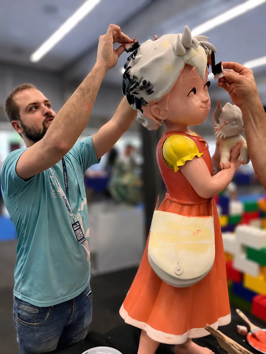 Últimos retoques a una figura durante una feria