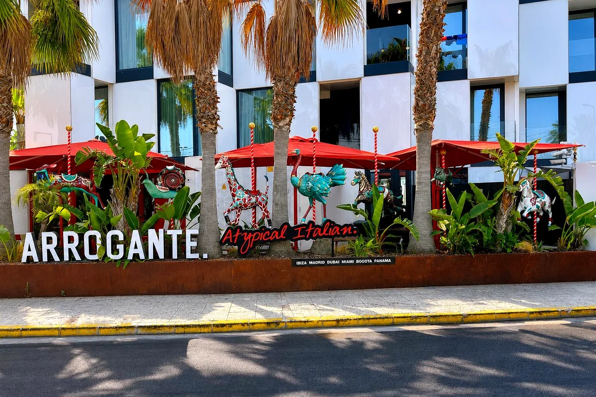 Tematización completa de fachada — restaurante Arrogante, Ibiza